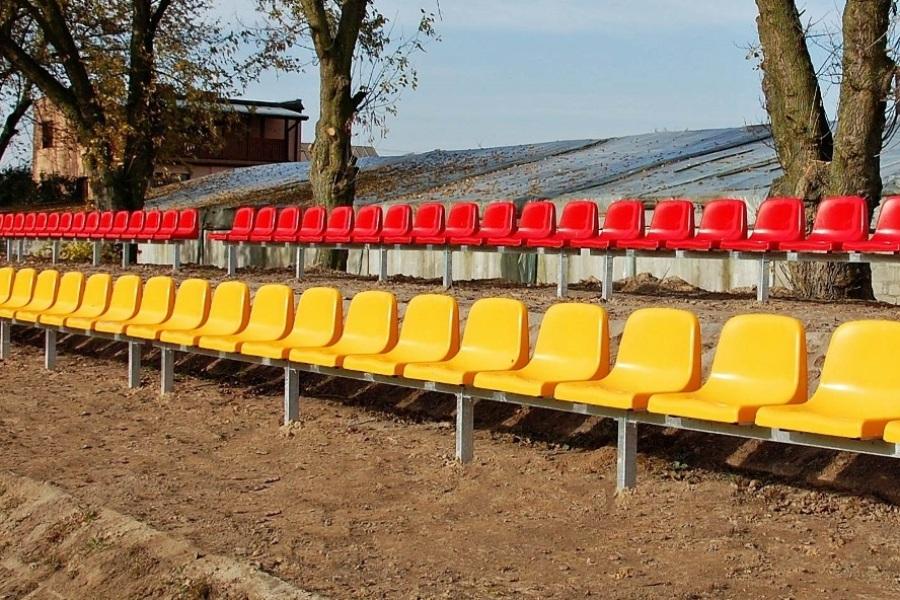 Stadionbänke mit Sitzen - Struktur aus verzinktem Metall