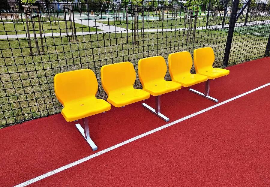 stadionsitze stadionbänke fünf gelbe Stühle - der Produzent 	