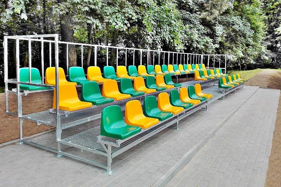Fußballtribüne mit bunten Stühlen