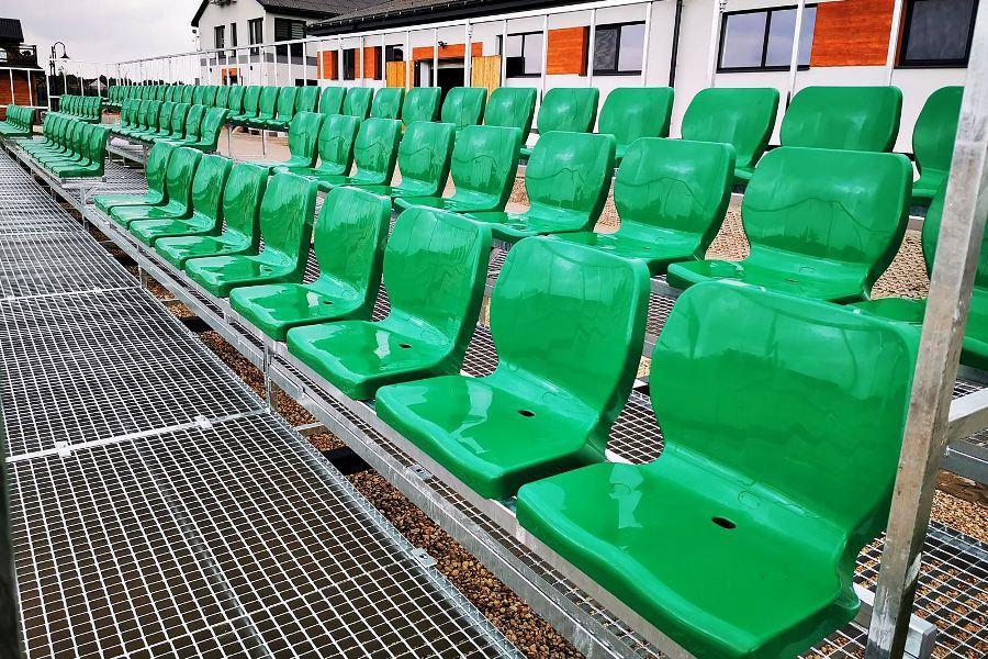 Stadiontribünen mit bequemen Sitzgelegenheiten für die Fans