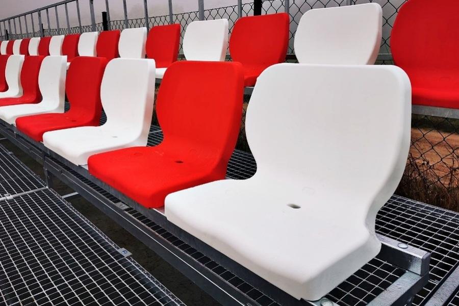 weiße und rote Sitze auf den Tribünen