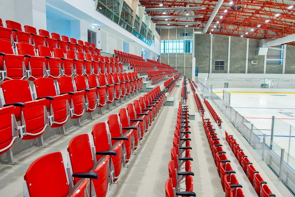 klappsitze - für die Sporthalle und Eisbahnen mit Armlehnen