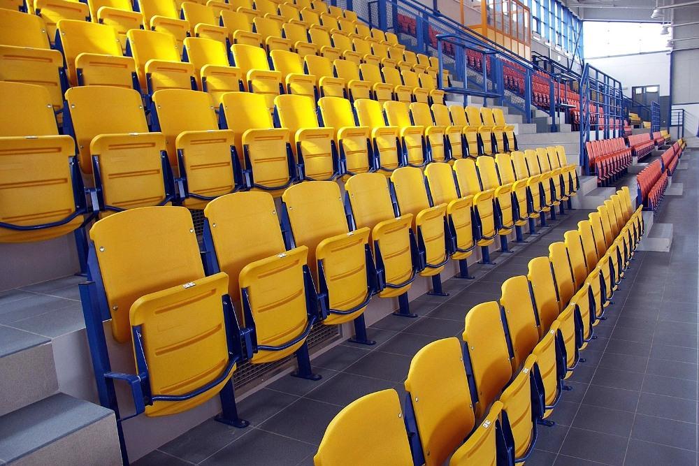 gelbe Sitze, Art Klappsitze, für Sporthallen