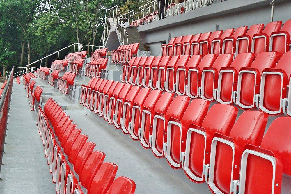 stadionsitze - tribunen-klappsitze - verzinkte metallkonstruktion