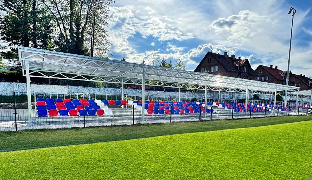 Überdachte Tribüne mit Schalensitzen 4