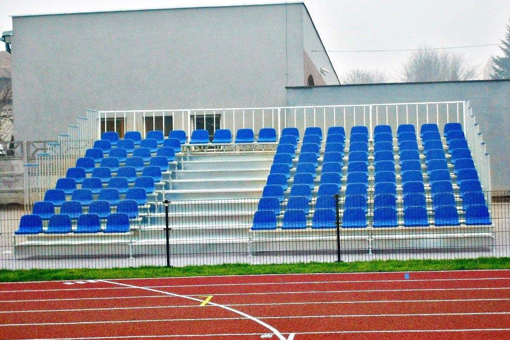 Tribünen im Stadion - verzinkte Metallkonstruktion mit blauen Sitzen